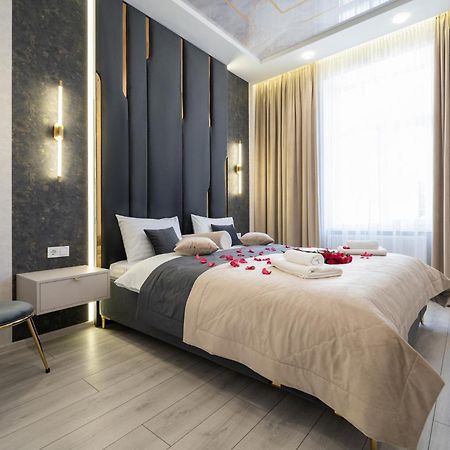 Rynok Square city center 2 bedroom apartment! Lviv Buitenkant foto