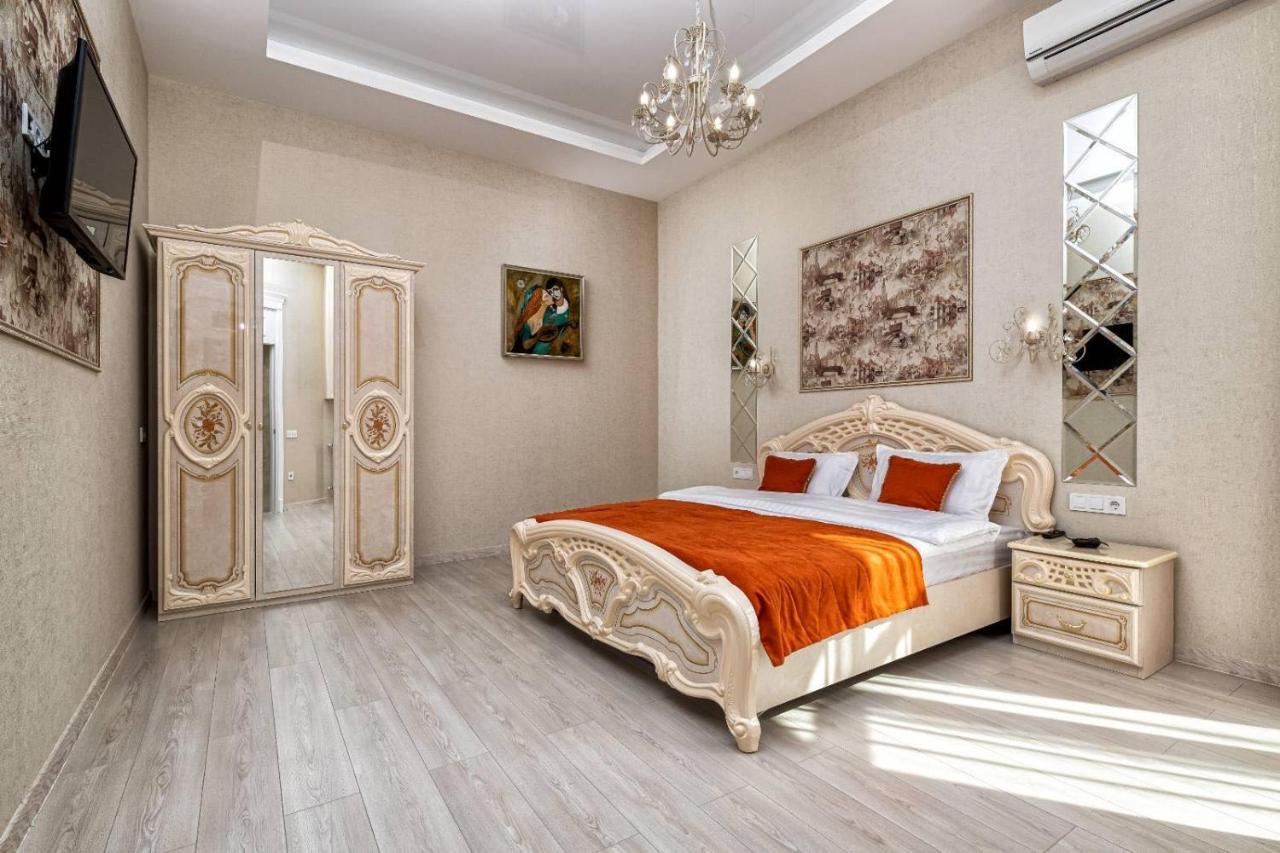 Rynok Square city center 2 bedroom apartment! Lviv Buitenkant foto