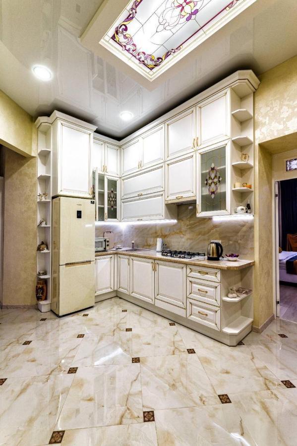 Rynok Square city center 2 bedroom apartment! Lviv Buitenkant foto