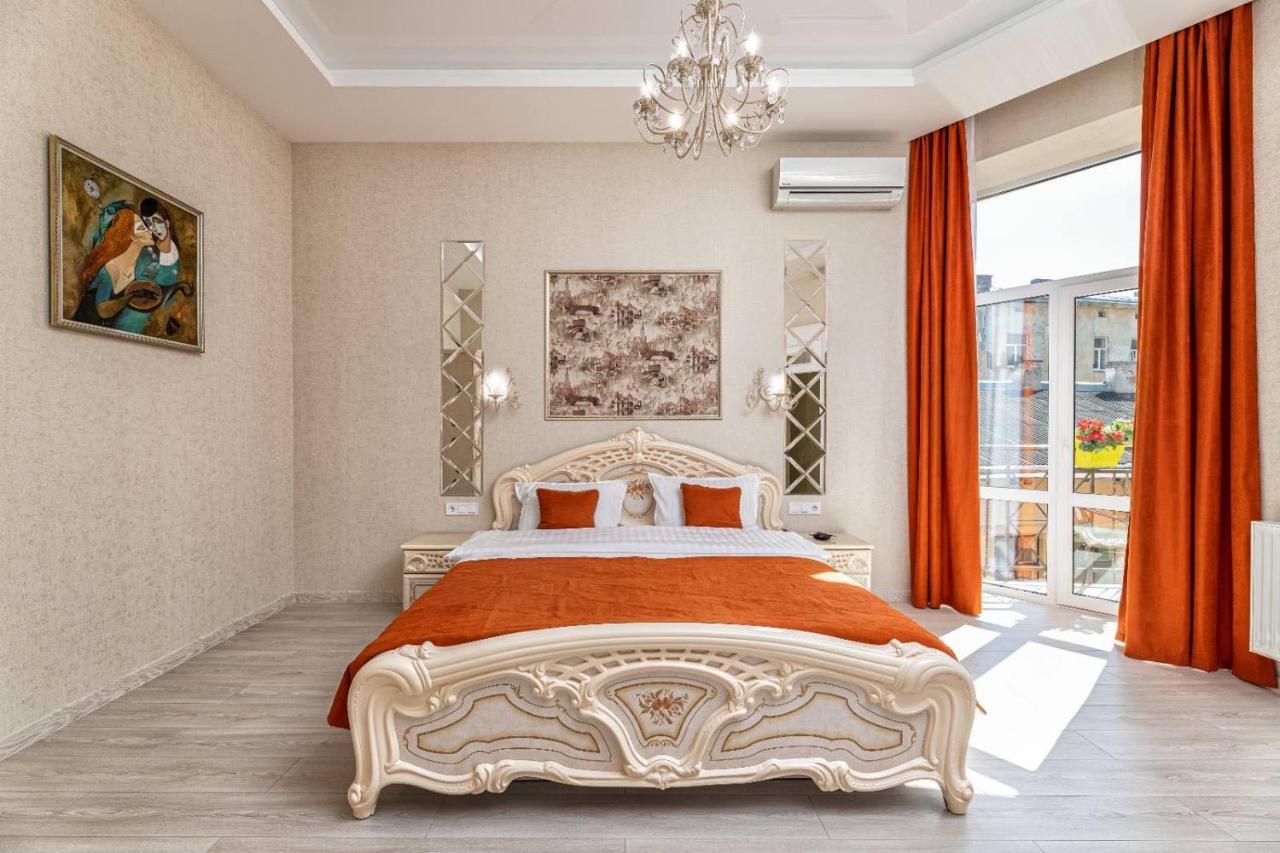Rynok Square city center 2 bedroom apartment! Lviv Buitenkant foto